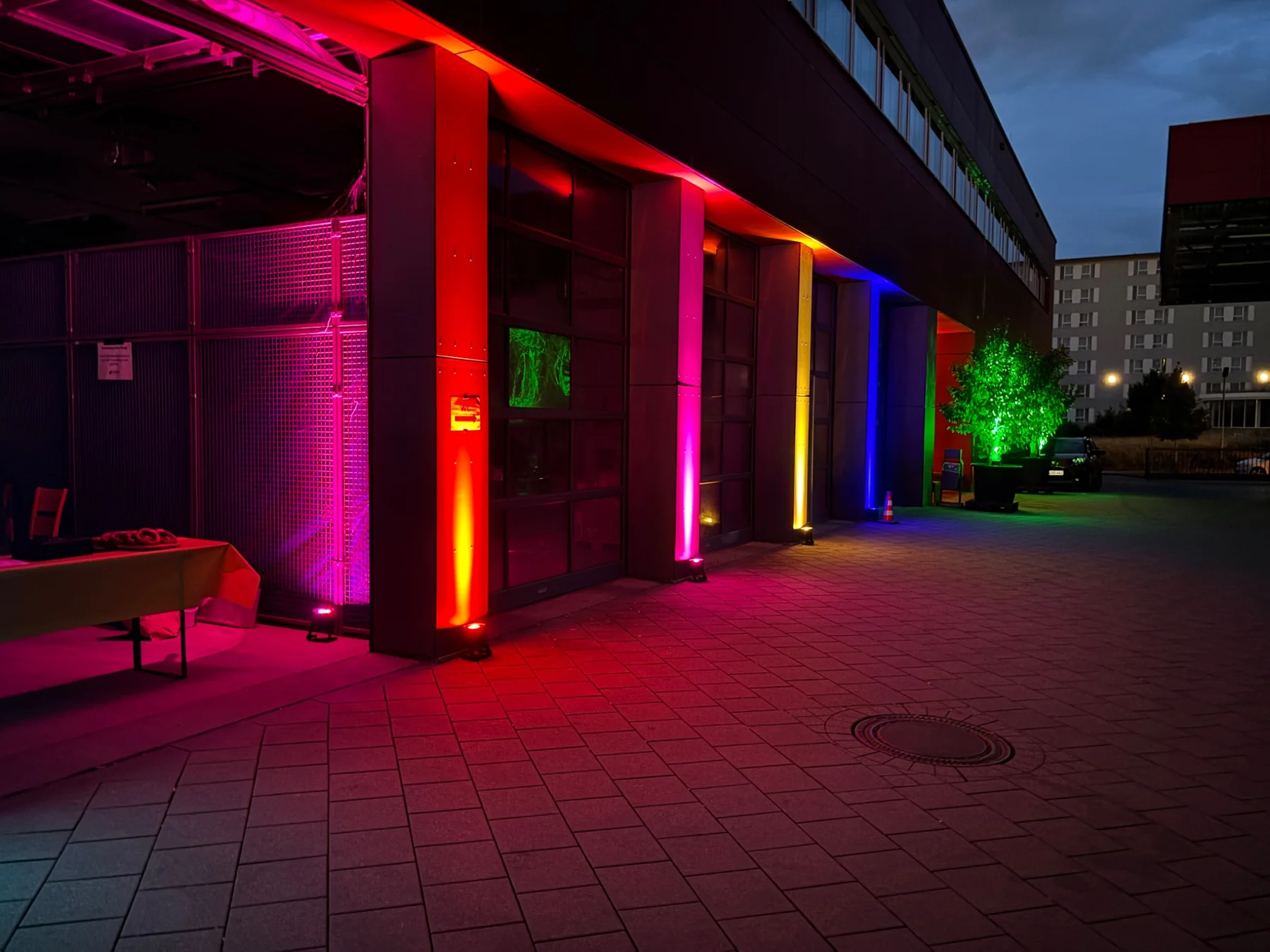 Farbige Ambientebeleuchtung und Architekturlicht an einer Eventlocation