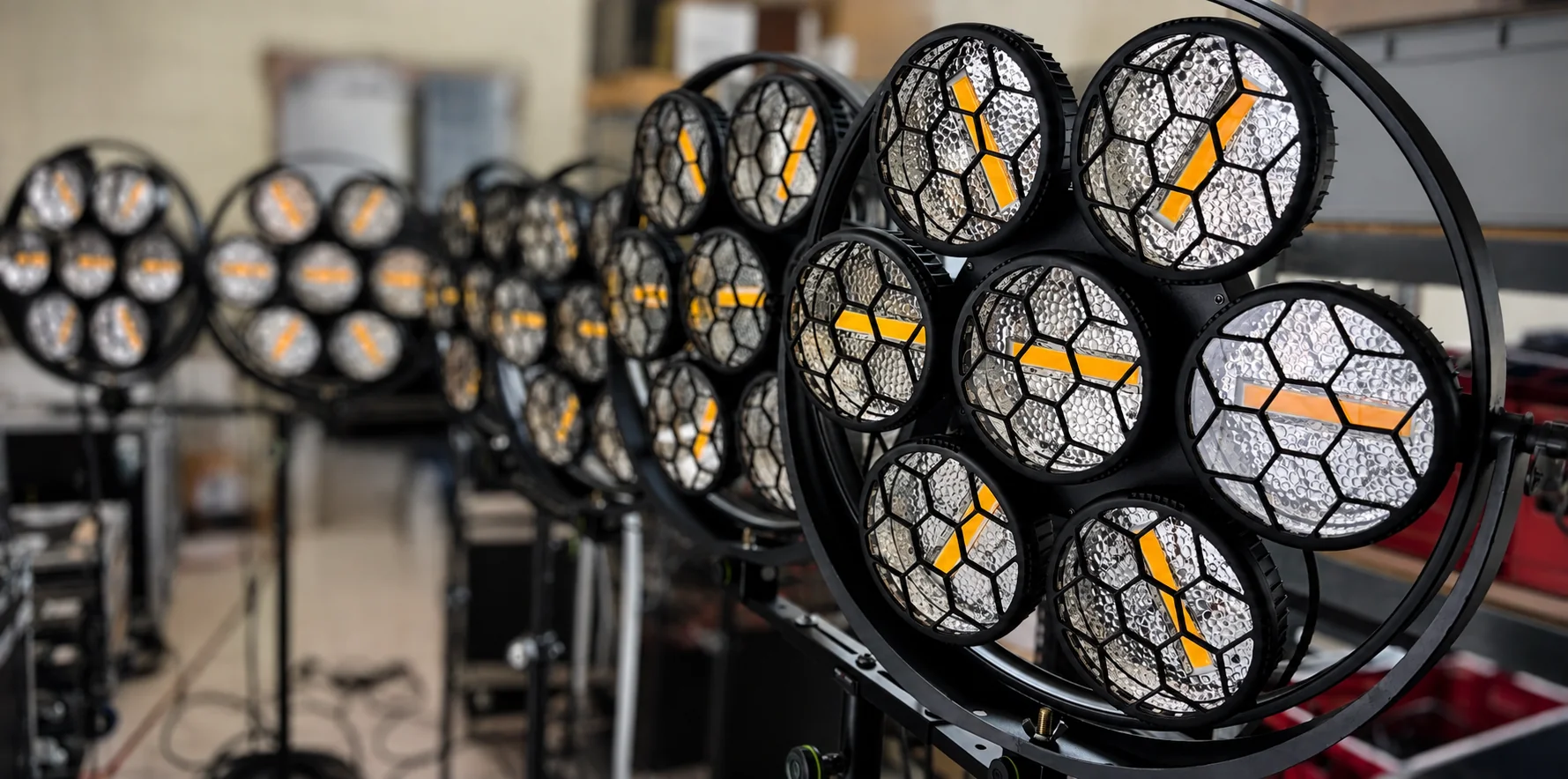 Dekorative Retro-Scheinwerfer als Lichtdesign bei einer Veranstaltung