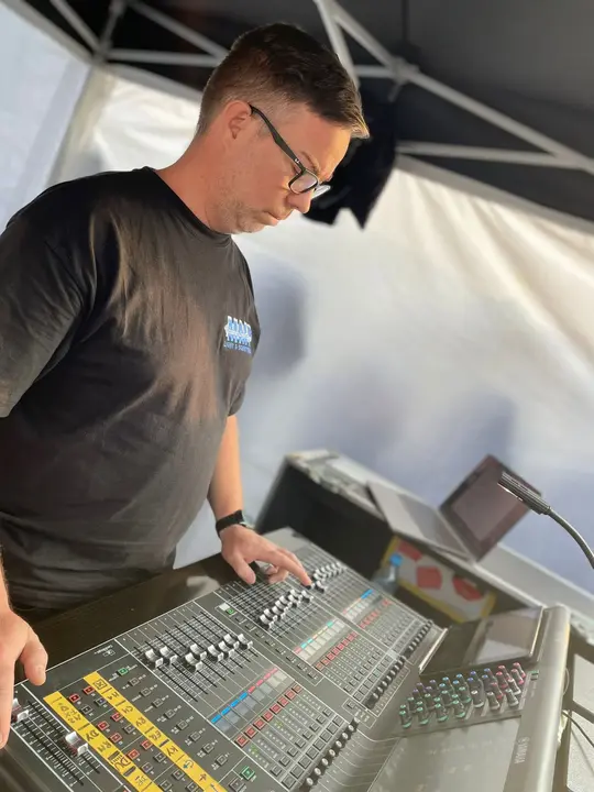 Martin Walter Radomski-Deiß von MaD-Event am Mischpult