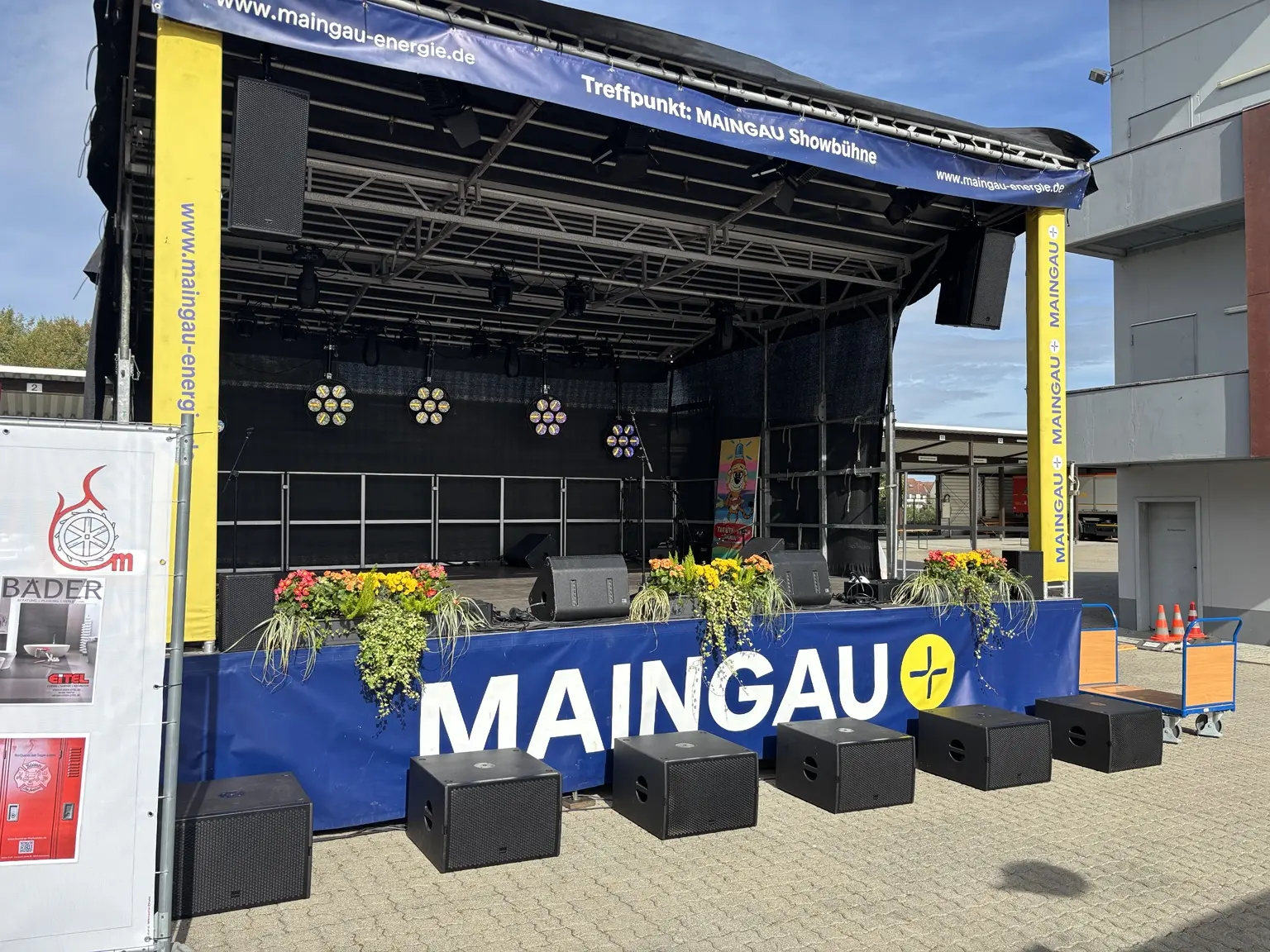 MAINGAU-Showbühne mit Seeburg-Beschallung und sechs Subwoofern