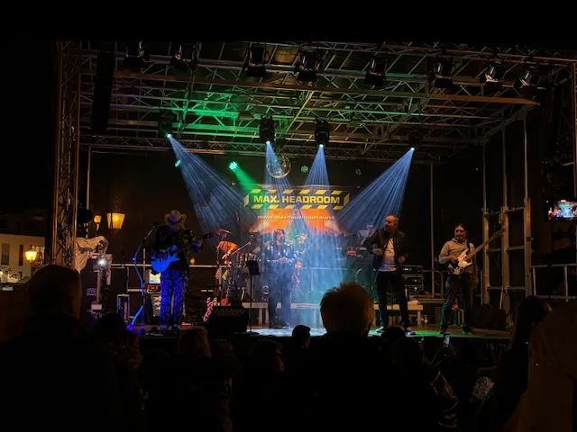 Open-Air Veranstaltung mit Bühne Licht und Ton
