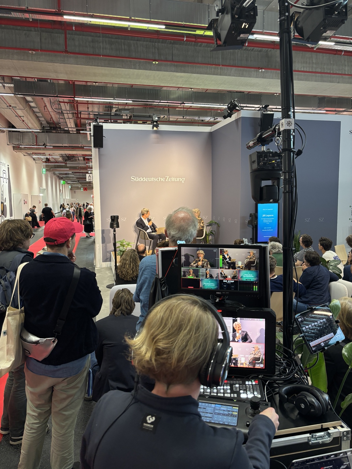 Mehrkamera-Bildregie und Publikum am Stand der Süddeutschen Zeitung auf der Frankfurter Buchmesse 2026
