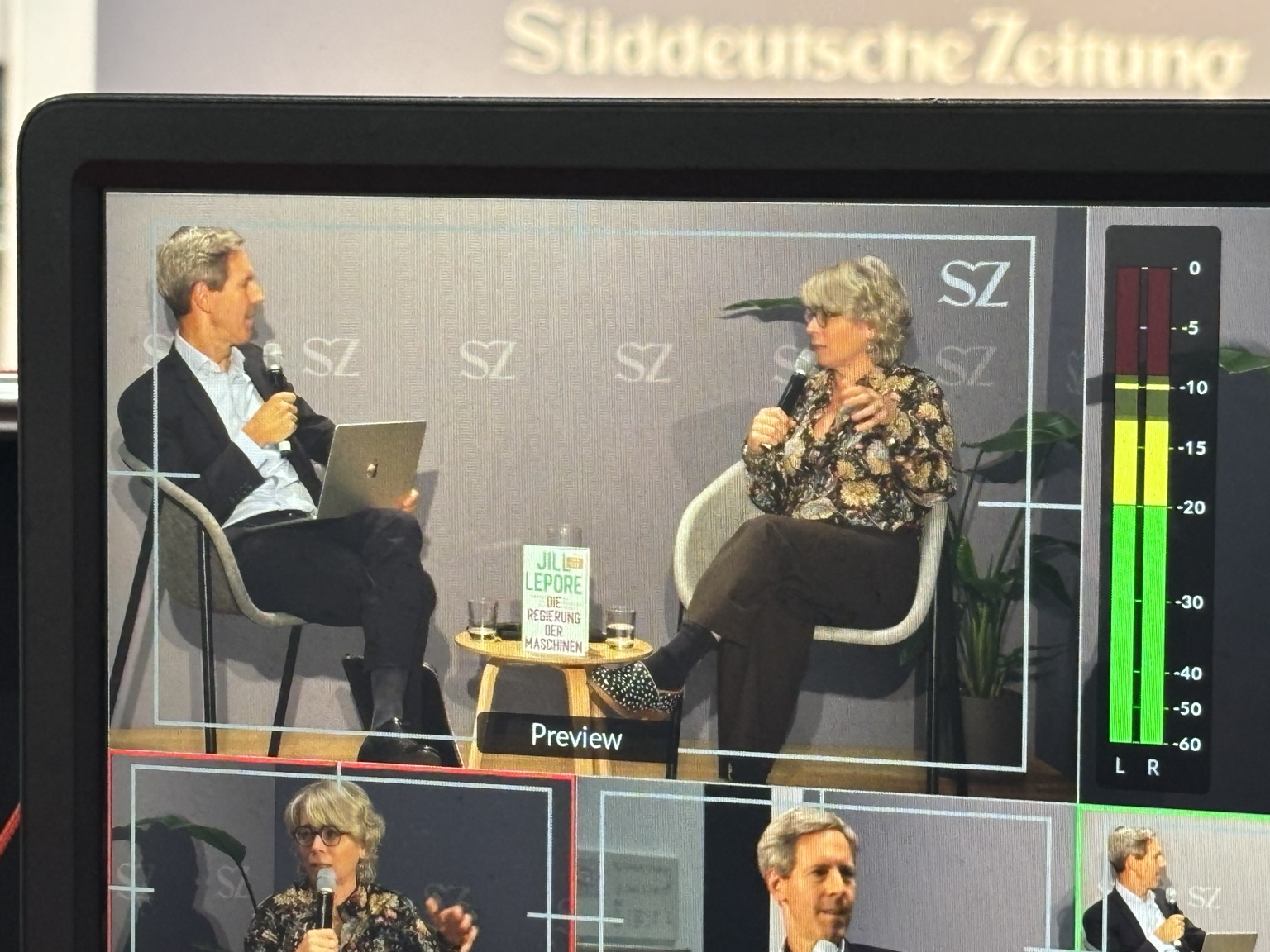 Multiview der drei Kameras und kontrollierte Audiopegel während eines SZ-Gesprächs