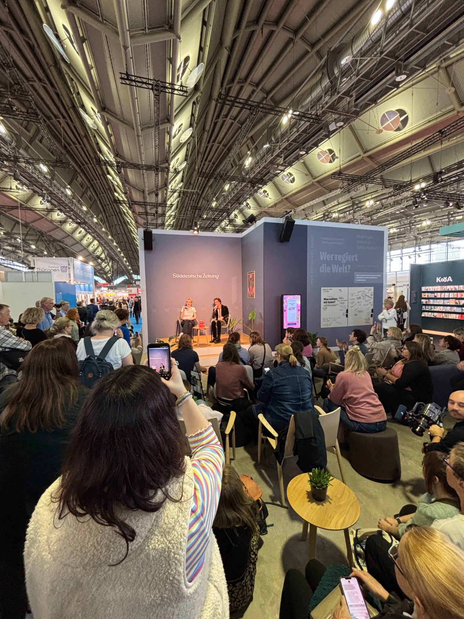 Gut besuchter Messestand der Süddeutschen Zeitung auf der Frankfurter Buchmesse 2025