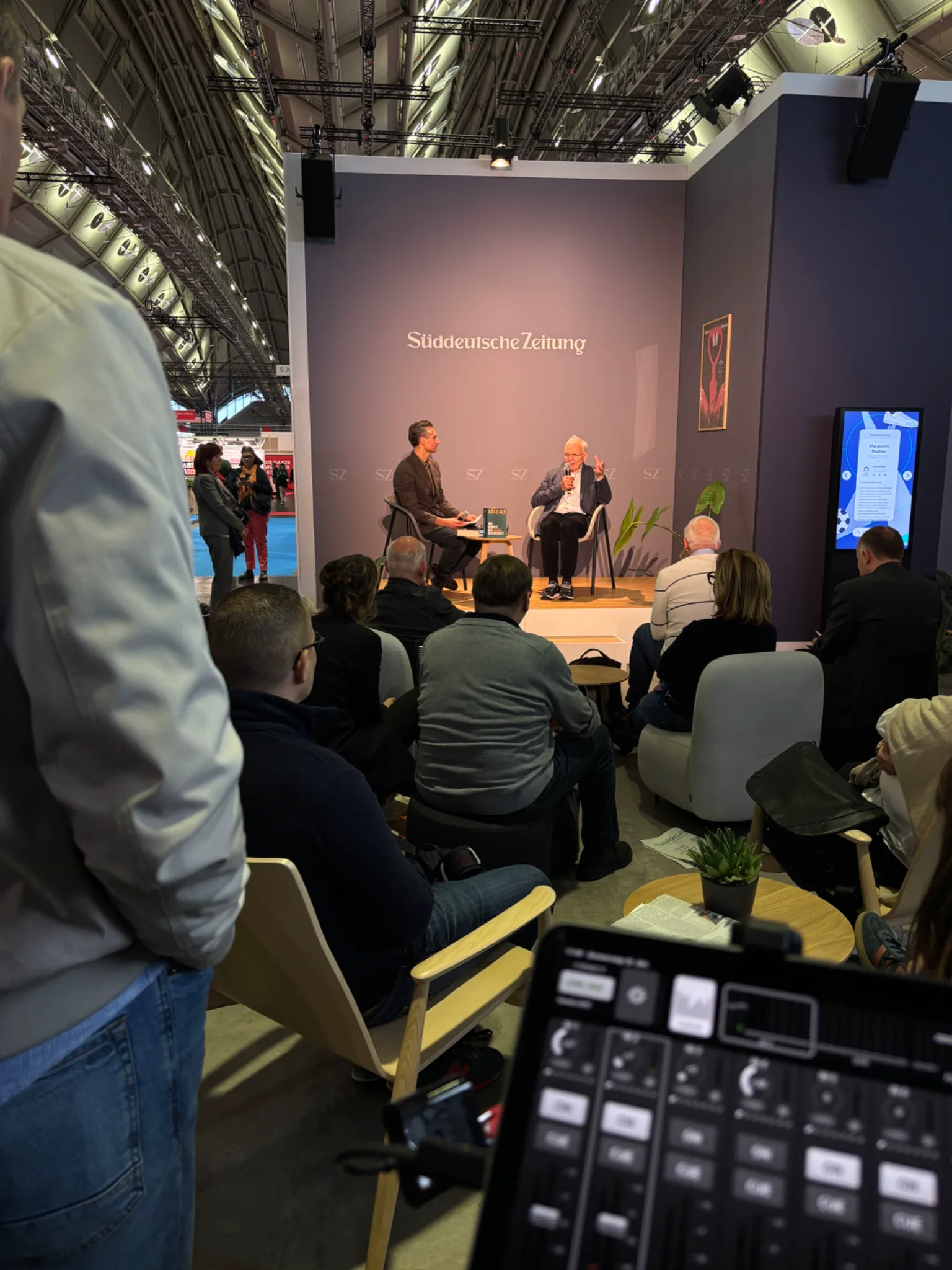 Gespräch am Messestand der Süddeutschen Zeitung mit Publikum auf der Frankfurter Buchmesse