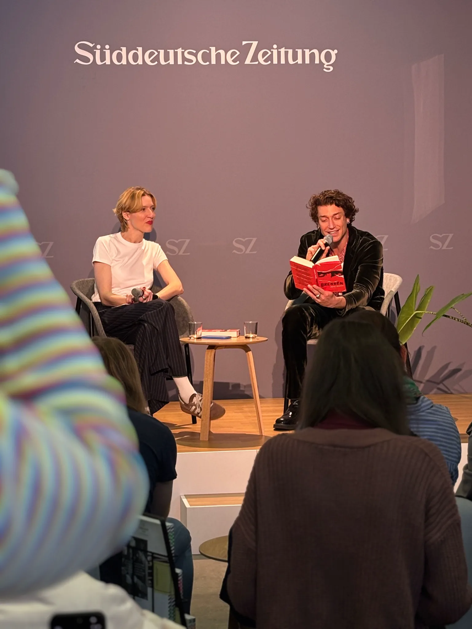 Lesung und Gespräch am Stand der Süddeutschen Zeitung während der Frankfurter Buchmesse 2025