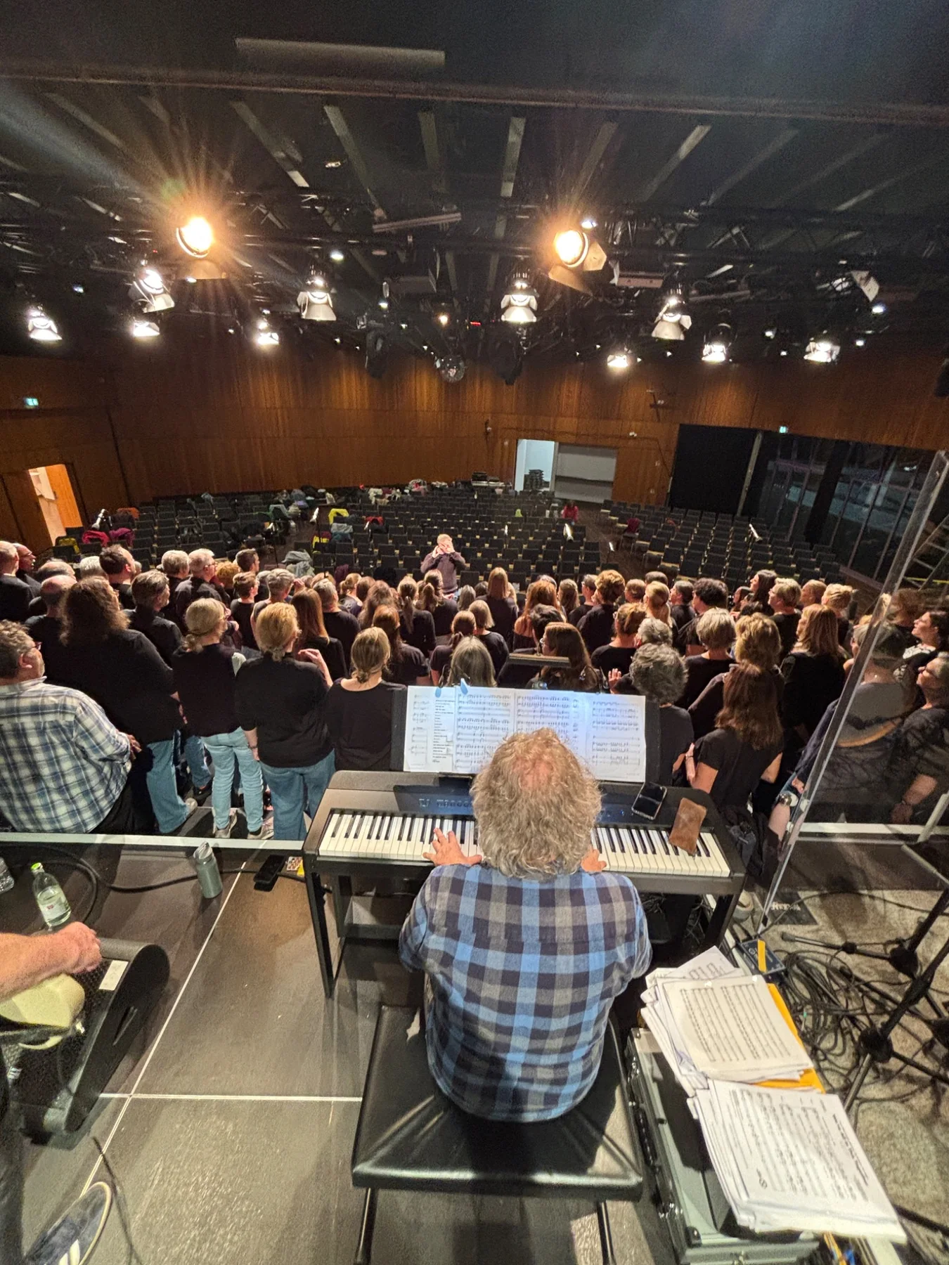 Probe eines großen Chores aus Sicht der Band und des Keyboards