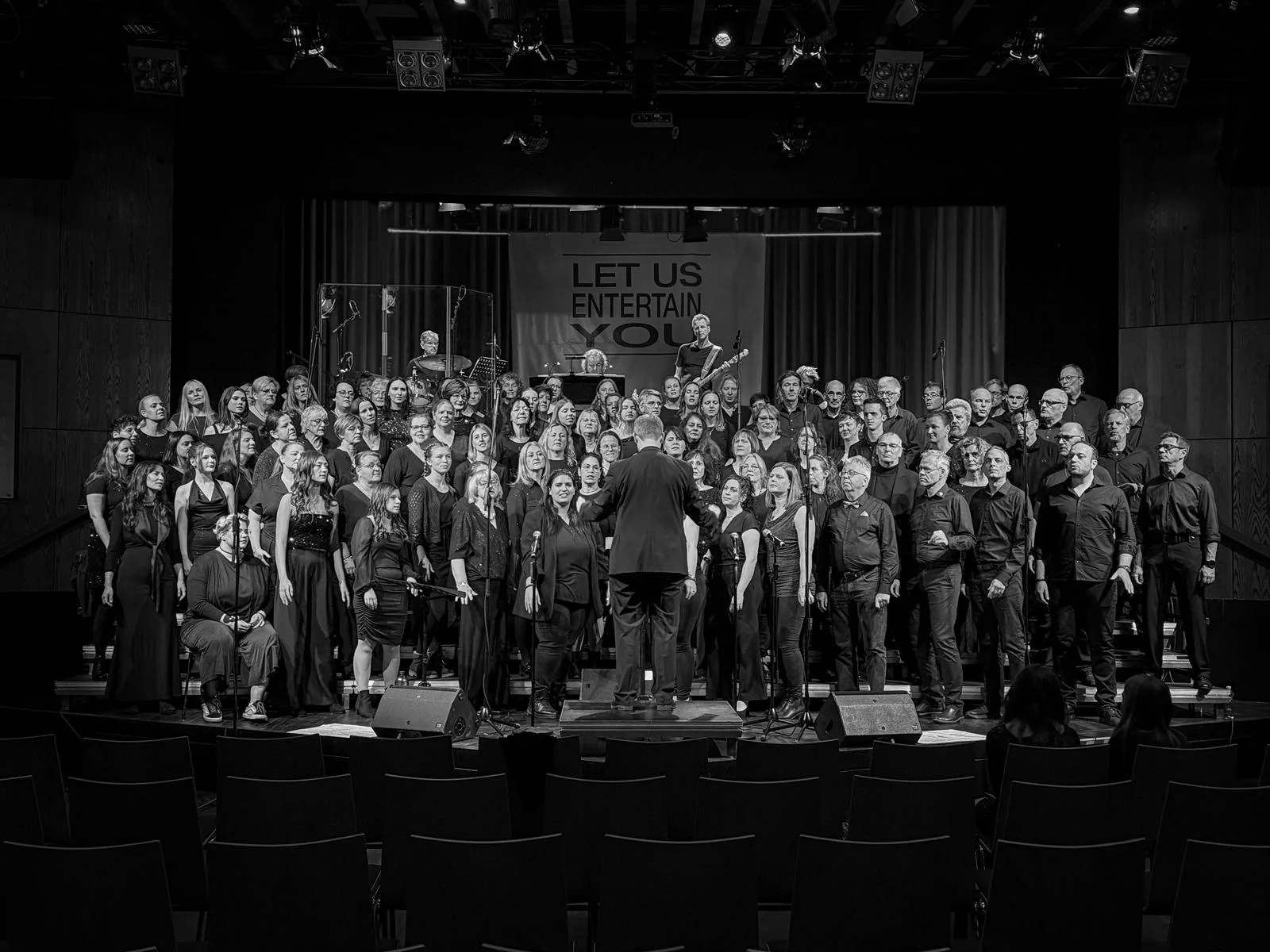 Thomas Kiersch dirigiert einen großen Chor mit Band bei einem Konzert