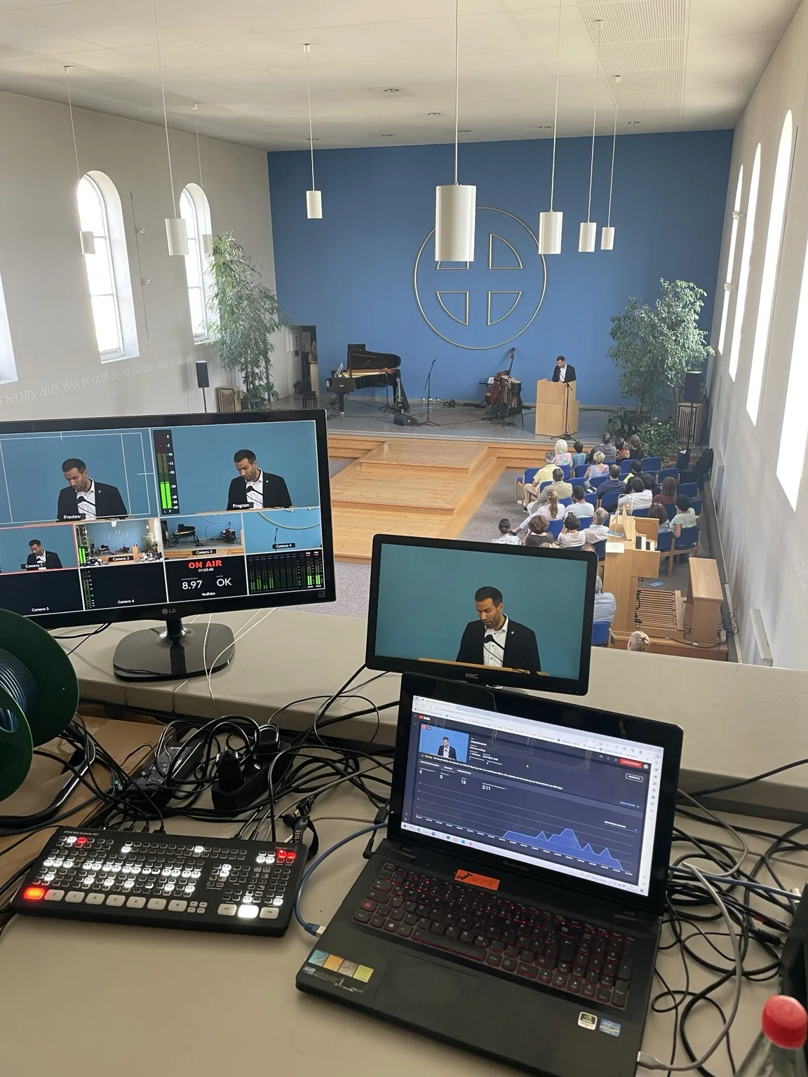 Streaming-Regie mit Bildmischer, Monitoring und Liveton in Offenbach