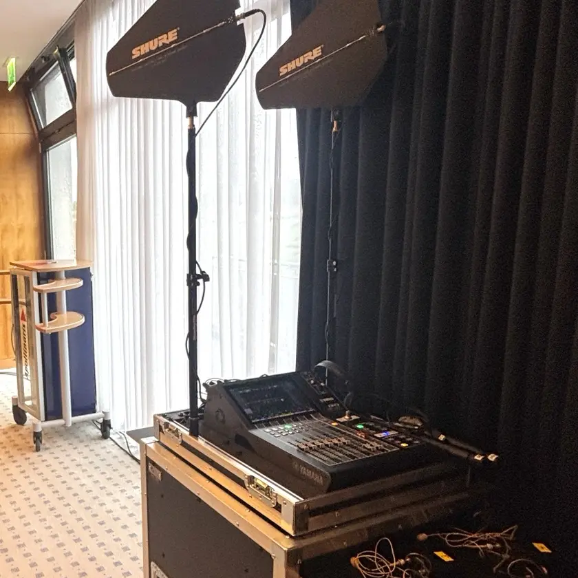 Yamaha Digitalmischpult und Shure Antennentechnik am FOH einer Corporate-Veranstaltung